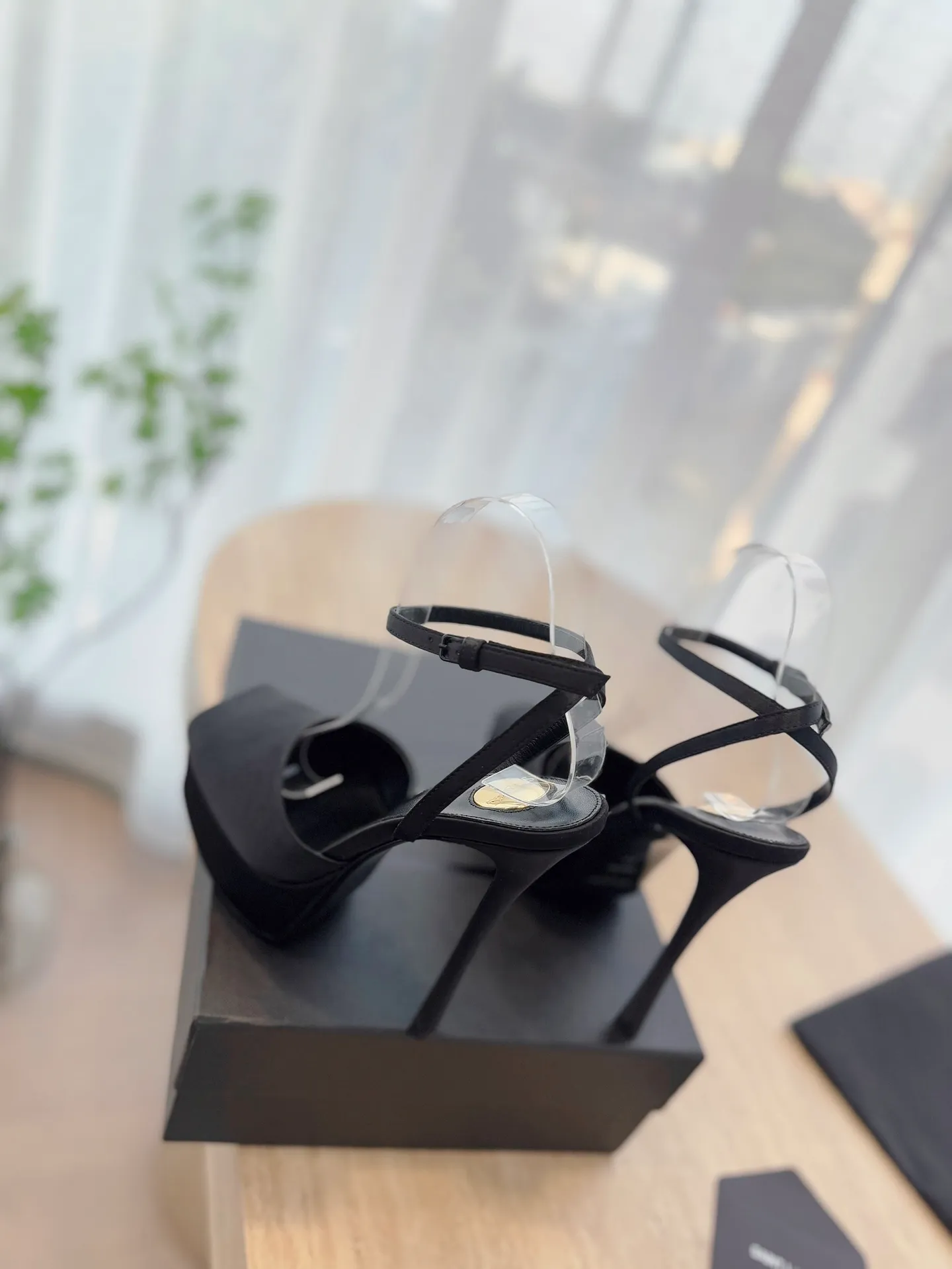 👟👟Ex-factory price 620👟👟 "SAINT LAUREN*" Saint Laurent ysl 25/spring and summer new catwalk high heels·new shoe style with 3 cm water platform. Only YSL understands women's hearts best and does not accept refutation. It is a super invincible feminine artifact and a must-have for women (z-product full-body customization, own molded toe hardware, perfect consistency). Compare the differences between pictures and goods on the market. ✔Upper: Customized imported silk, patent leather ✔Inner lining: imported sheepskin ✔Sole: imported genuine leather outsole ✔Heel height: 14cm ✔Number of yards: 35-39 (40.41.42 can be customized and non-returnable) (Full set of packaging)